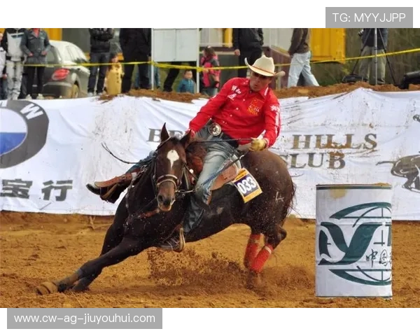 扬州江都足球比赛帅哥集结 展现球场魅力与青春风采